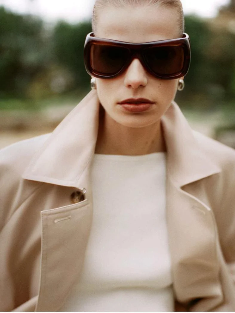 Saint_Laurent_Sun_SL_902_HOWL_007_-_Harper_s_Bazaar_France_April_2026_-_Pretavoir
